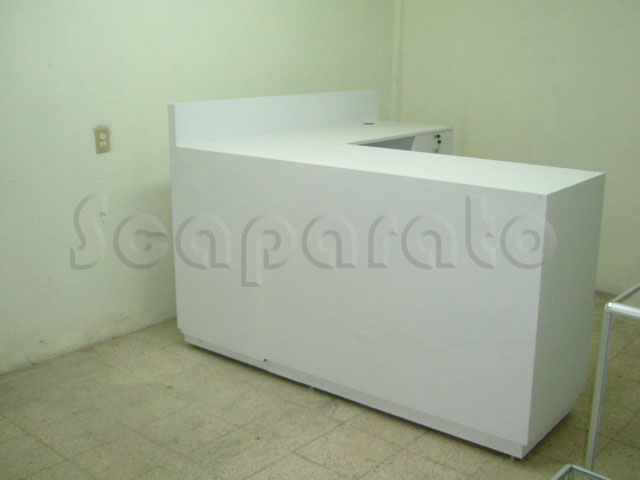 Mostrador de recepción de madera