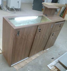 Mostrador de caja con vitrina