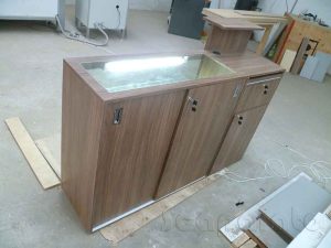 Mostrador de caja con vitrina